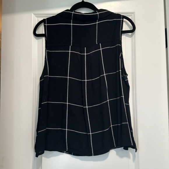 CLOSET CLEAN OUT ⭐️ Button-up sleeveless crop top - Picture 3 of 3